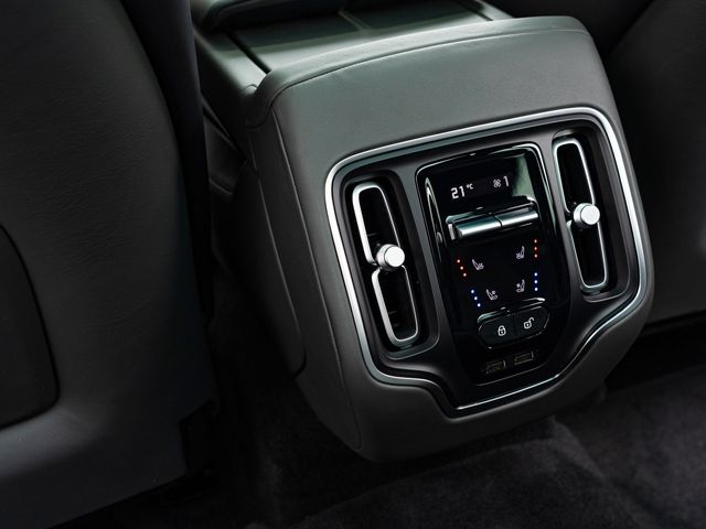 ASTON MARTIN SUV 2023 Image 31