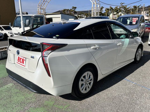 TOYOTA PRIUS 2017 Image 31