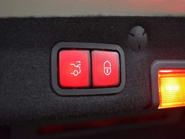 MERCEDES BENZ C CLAS 2018 Image 31