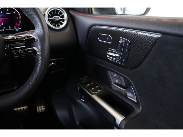 MERCEDES BENZ GLB 2024 Image 31