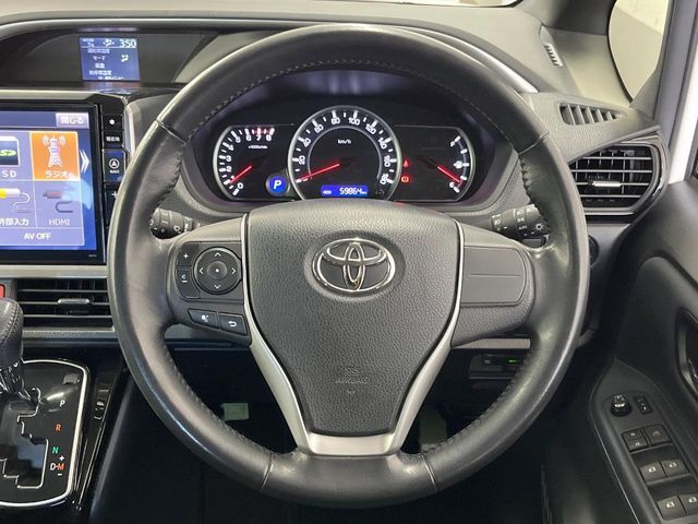 TOYOTA VOXY 2017 Image 31