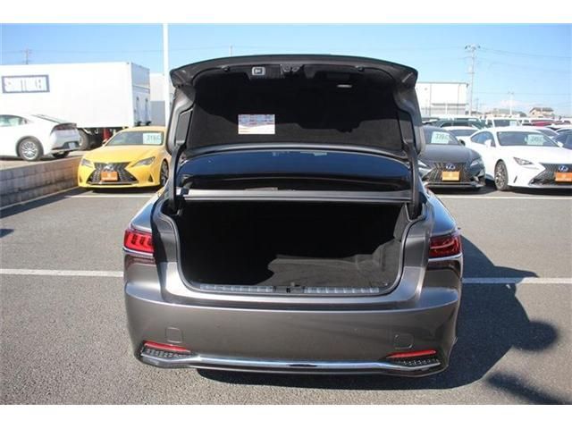 TOYOTA LEXUS LS500H 2018 Image 31