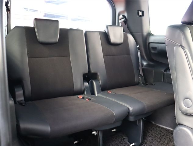 TOYOTA NOAH 2017 Image 31