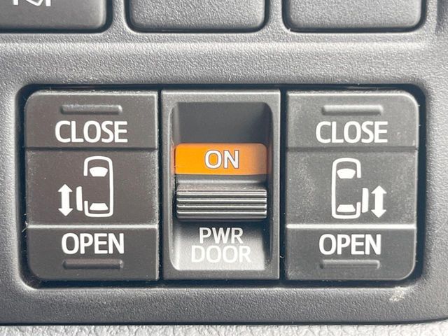 TOYOTA NOAH 2018 Image 31