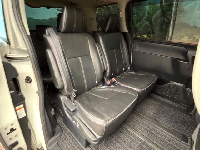 TOYOTA VOXY 2017 Image 31