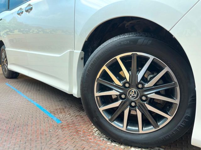 TOYOTA VOXY 2017 Image 31