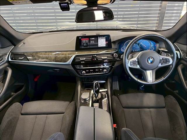 BMW 5SERIES TOURING 2018 Image 31