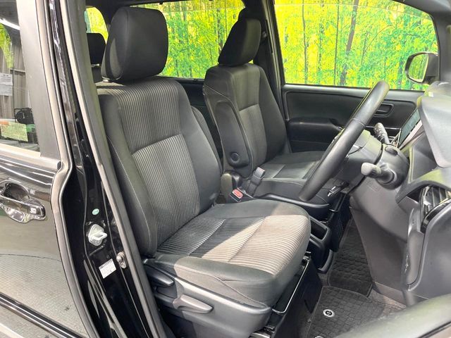 TOYOTA VOXY HYBRID 2017 Image 31