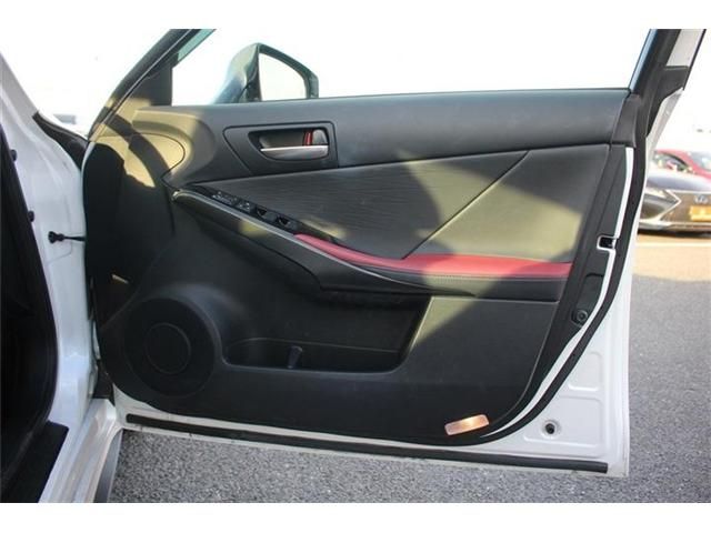 TOYOTA LEXUS IS300H 2023 Image 31