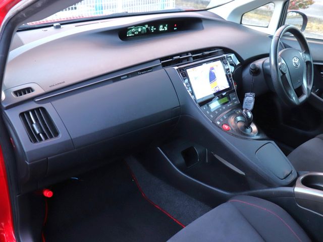 TOYOTA PRIUS 2015 Image 31