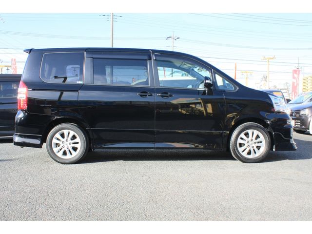 TOYOTA NOAH 2013 Image 31
