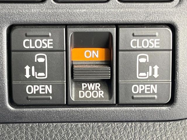 TOYOTA VOXY HYBRID 2018 Image 31