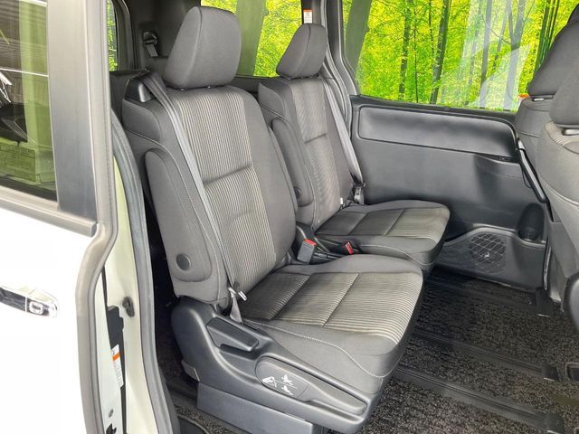 TOYOTA VOXY HYBRID 2018 Image 31