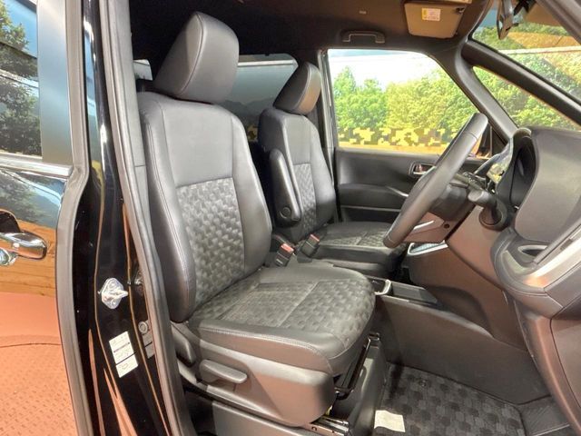 TOYOTA VOXY HYBRID 2023 Image 31