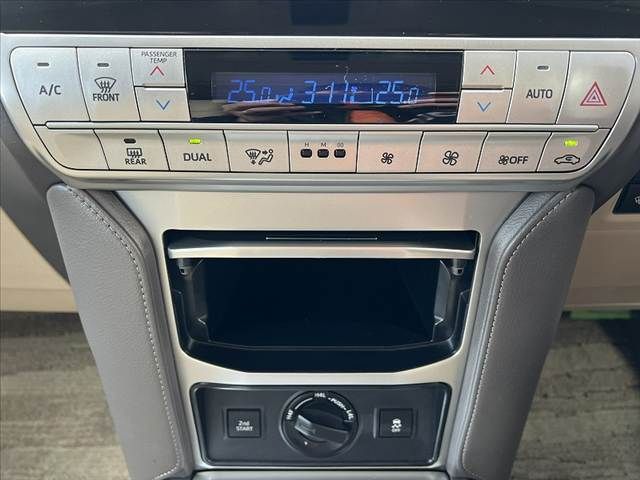 TOYOTA LANDCRUISER PRADO 2023 Image 31