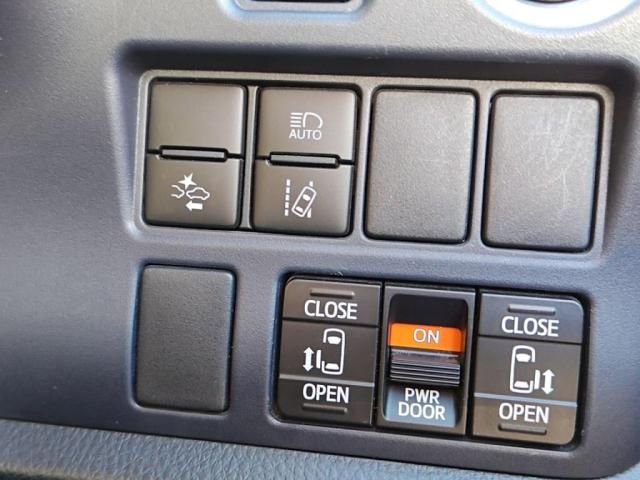 TOYOTA VOXY 2016 Image 31