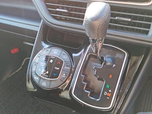 TOYOTA VOXY 2016 Image 31