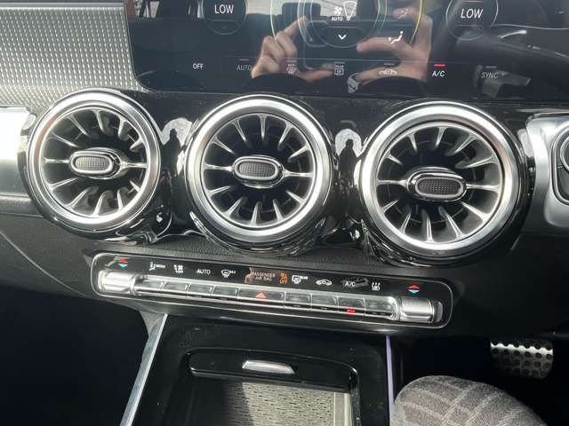 MERCEDES BENZ EQB 2023 Image 31