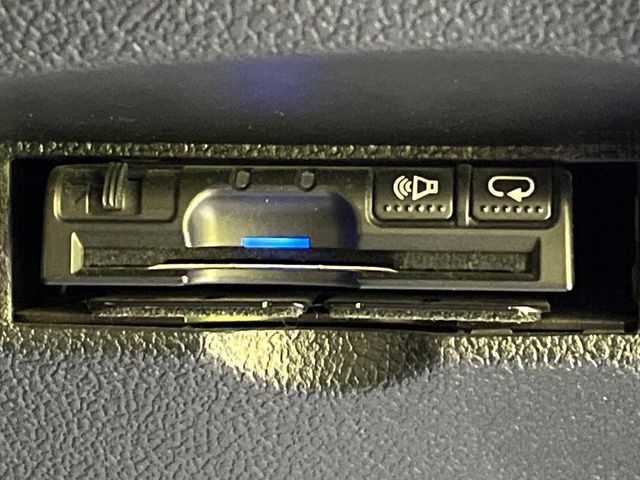 TOYOTA PRIUS 2018 Image 31