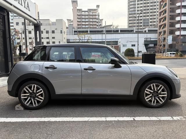 BMW MINI COOPER 5DOOR 2025 Image 31