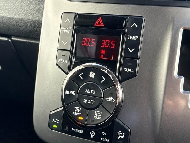 TOYOTA VOXY 2013 Image 31