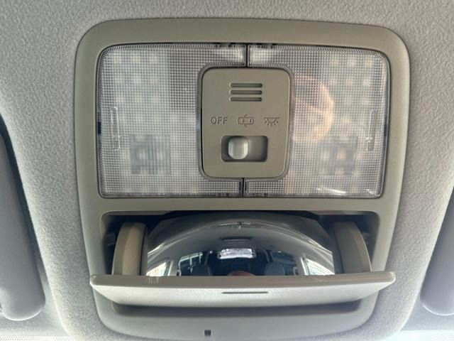 TOYOTA VOXY 2013 Image 31