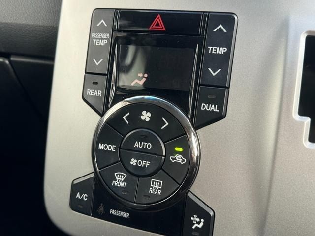 TOYOTA VOXY 2013 Image 31