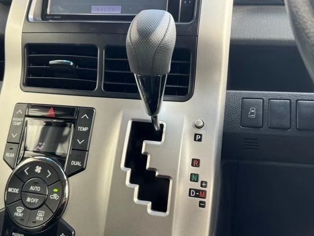 TOYOTA VOXY 2013 Image 31