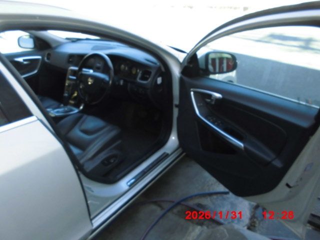 VOLVO V60 2012 Image 31