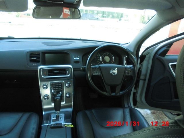 VOLVO V60 2012 Image 31