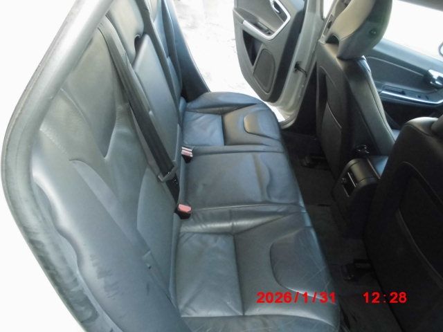 VOLVO V60 2012 Image 31