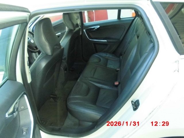 VOLVO V60 2012 Image 31