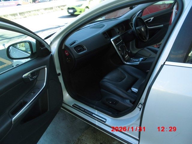 VOLVO V60 2012 Image 31