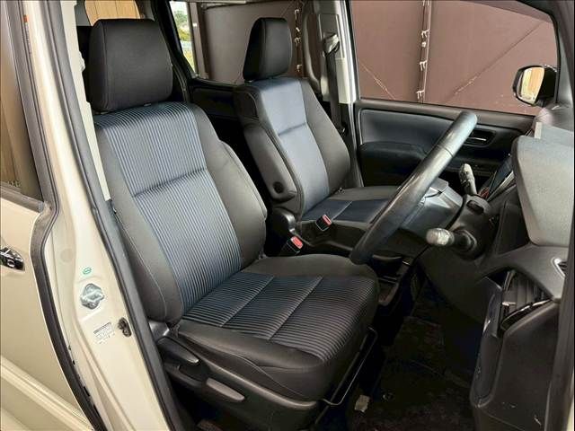 TOYOTA VOXY HYBRID 2017 Image 31