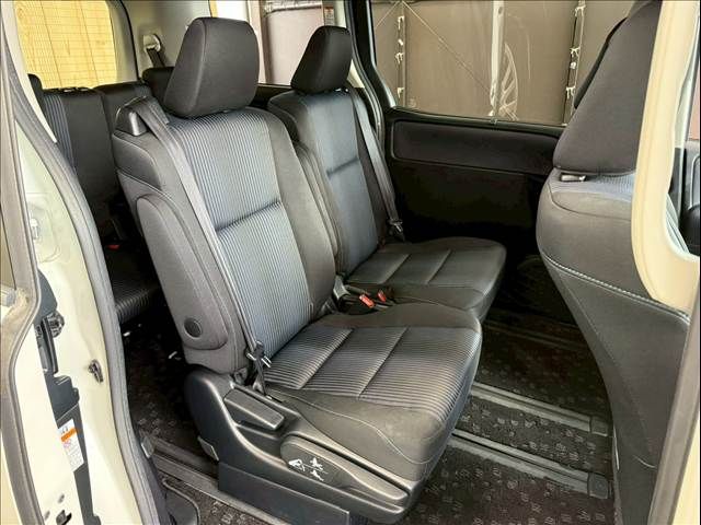 TOYOTA VOXY HYBRID 2017 Image 31