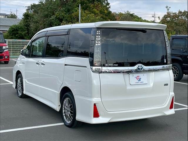 TOYOTA VOXY HYBRID 2017 Image 31