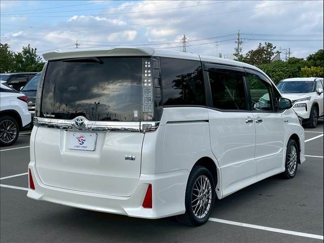 TOYOTA VOXY HYBRID 2017 Image 31