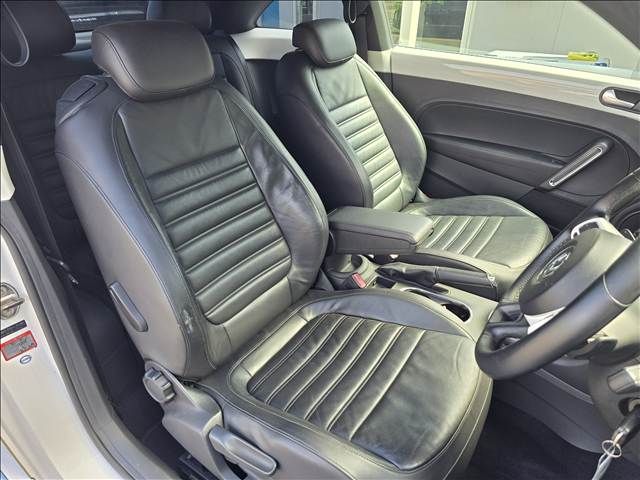 VOLKSWAGEN THE BEETL 2012 Image 31