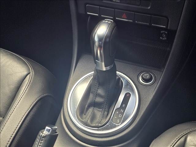 VOLKSWAGEN THE BEETL 2012 Image 31