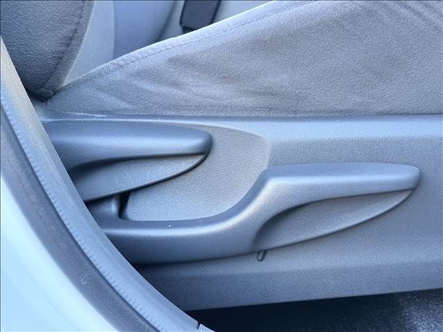 TOYOTA PRIUS ALPHA 2012 Image 31