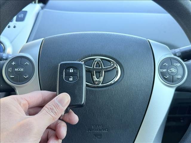 TOYOTA PRIUS ALPHA 2012 Image 31