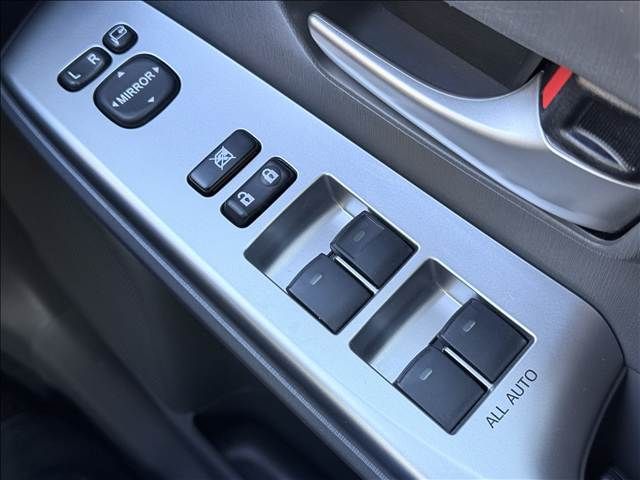 TOYOTA PRIUS ALPHA 2012 Image 31