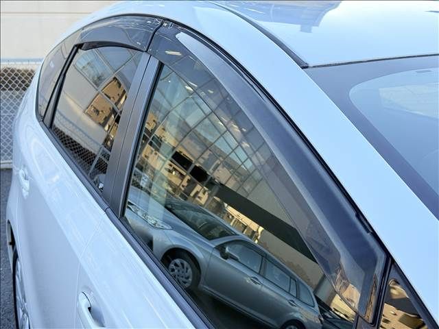 TOYOTA PRIUS ALPHA 2012 Image 31