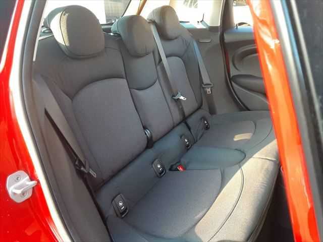 BMW MINI COOPER D 5DOOR 2019 Image 31