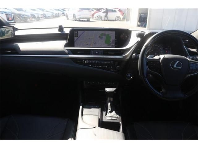 TOYOTA LEXUS ES300H 2019 Image 31