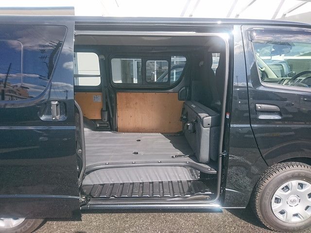 TOYOTA HIACE VAN 1.15T 2WD 2022 Image 31