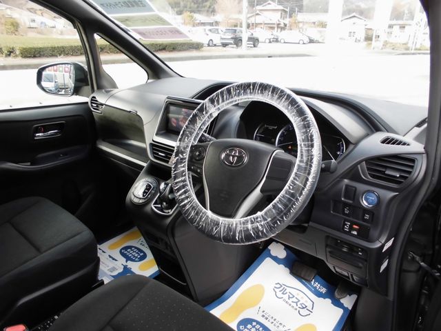 TOYOTA VOXY HYBRID 2015 Image 31