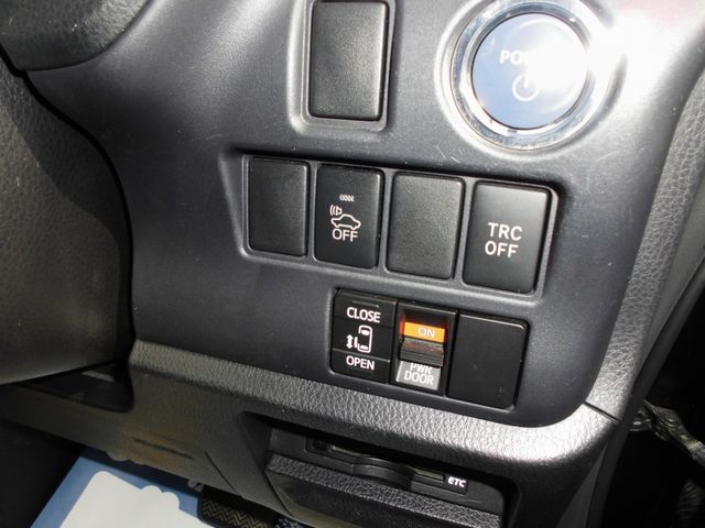 TOYOTA VOXY HYBRID 2015 Image 31