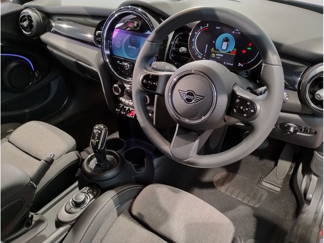 BMW MINI COOPER D 5DOOR 2022 Image 31