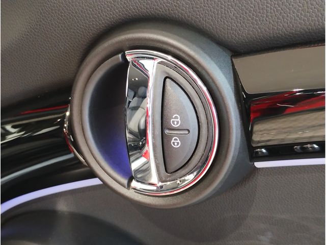 BMW MINI COOPER D 5DOOR 2022 Image 31